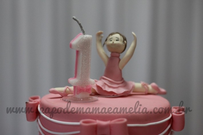 No topo do bolo (fake) uma bailarina e a vela de 1 ano